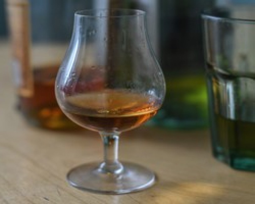 Svetovna znanstvena organizacija opozarja, da pitje alkohola ne varuje pred COVID-19