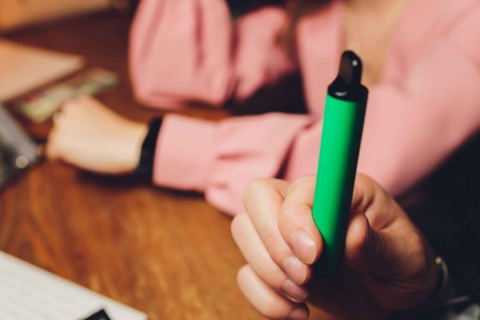 ELEKTRONSKA CIGARETA JE ŠKODLJIVA IN NI PRIPOMOČEK ZA OPUŠČANJE KAJENJA